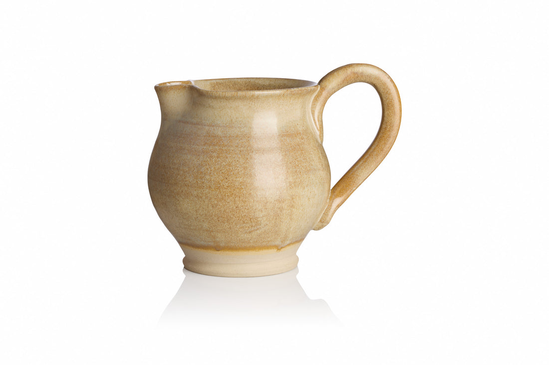 Krug mit Henkel – Farbe: Goldkaramell
